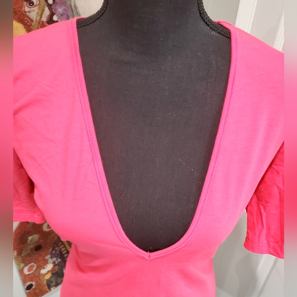 Never been worn quarter sleeve low v neck cut T - Picture 3 of 3